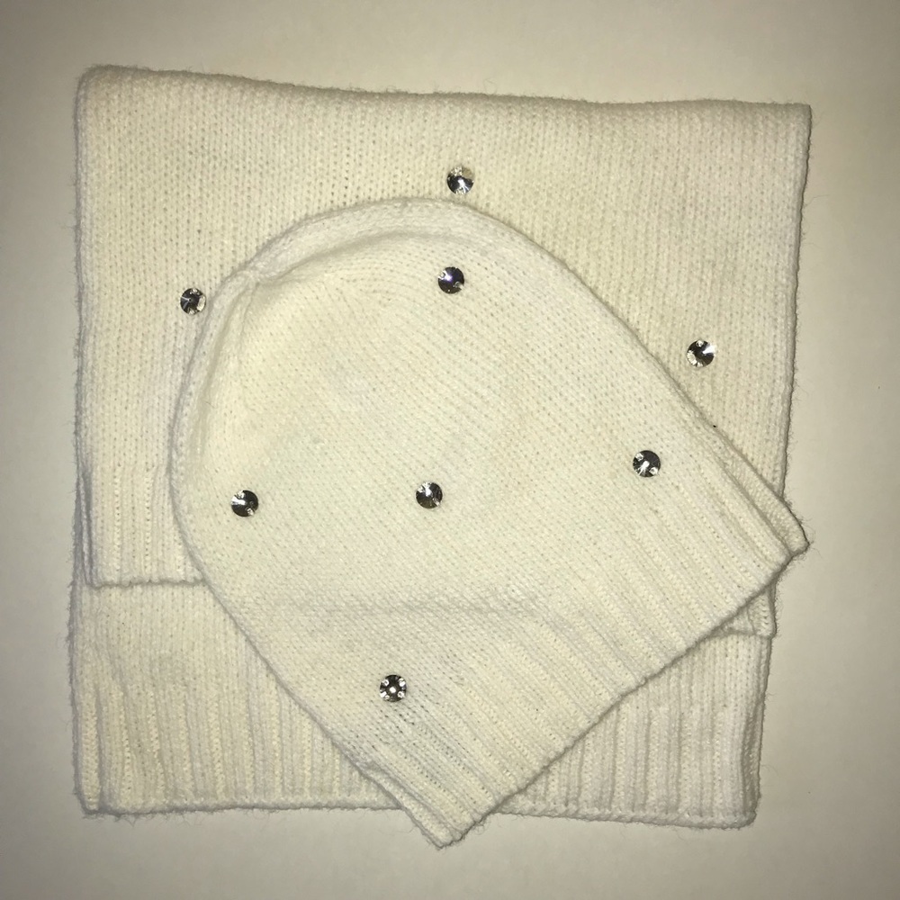 NWOT Victoria’s Secret Knit Infinity Scarf Cap Set